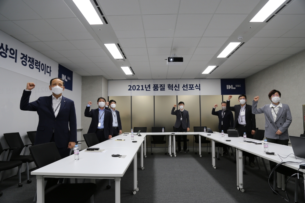 DL이앤씨 이규성 주택사업본부장(왼쪽 첫 번째)과 임직원들이 품질혁신 선포식을 진행하고 있다.(사진=DL이앤씨)