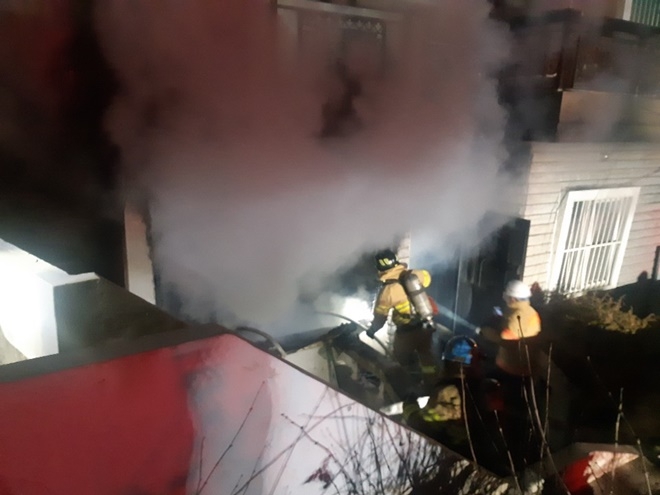 1월 10일 오전 4시경 사하구 하단동 한 주택화재를 진화하고 있다.(사진제공=부산소방재난본부)