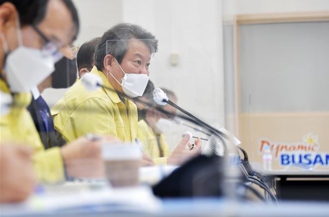 1월 11일 열린 부산시 주간정책회의를 주재하는 변성완 부산시장 권한대행.(사진제공=부산시)