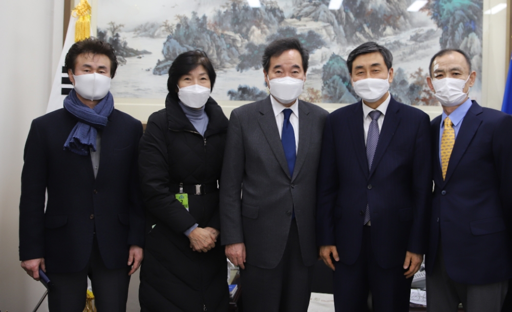 이종걸 후보과 이낙연 대표 등과 기념촬영.(사진제공=이종걸 후보 캠프)