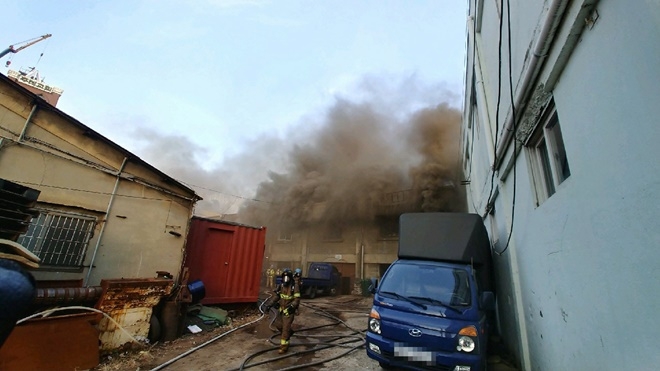 1월 16일 오후 4시 24분경 부산 사상구 주례동 소재 한 공장 화재.(사진제공=부산경찰청)