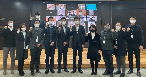 농협중앙회 디지털혁신실 최운재 실장(오른쪽에서 다섯번째)이 19일 서울 중구 농협중앙회 본관에서 개최된 범농협 RPA 2단계 프로젝트 최종보고회를 마치고 참석자들과 기념촬영을 하고 있다. 사진=농협중앙회