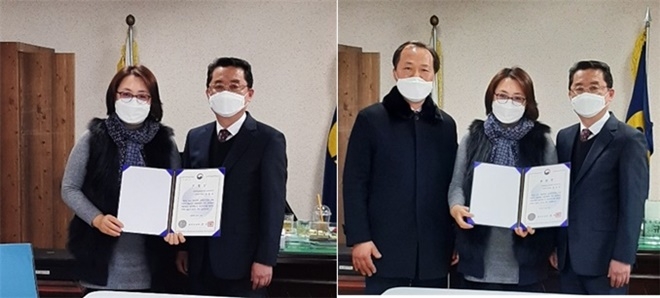 법무부장관 표창을 받은 홍용순 사무국장이 최규삼 지부장과 기념촬영. (사진제공=한국법무보호복지공단 경기북부지부)