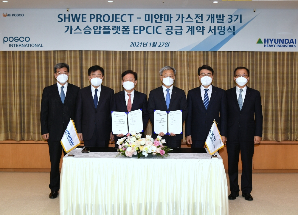 (오른쪽부터) 주시보 포스코인터내셔널 사장, 최정우 포스코 회장, 이흥범 포스코인터내셔널 에너지본부장, 박승용 현대중공업 선박해양영업본부장, 권오갑 현대중공업지주 회장, 가삼현 한국조선해양 사장.(사진=포스코)