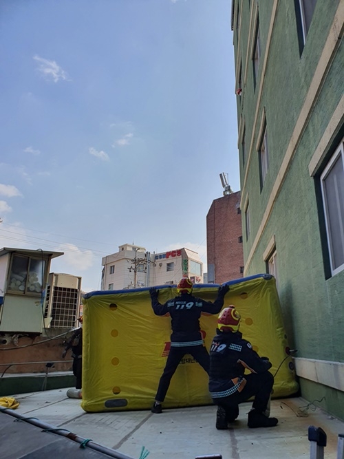 에어매트를 설치하고 있다. (사진제공=부산소방재난본부)