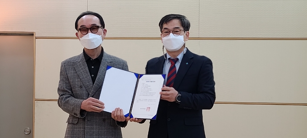 김동희 국토안전관리원 기반시설본부장(오른쪽)과 정영호 롯데인베스 입주자대표회의 회장이 지진안전시설물 인증서를 들고 포즈를 취하고 있다. (사진=국토안전관리원)