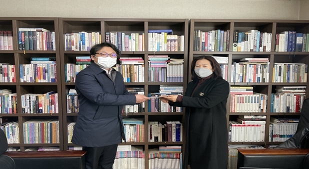 서울북부청소년꿈키운센터 이맹숙 센터장이 2일 아람청소년센터를 방문해 직원들이 모금한 성금을 전달하고 있다.(사진제공=서울북부청소년꿈키움센터)