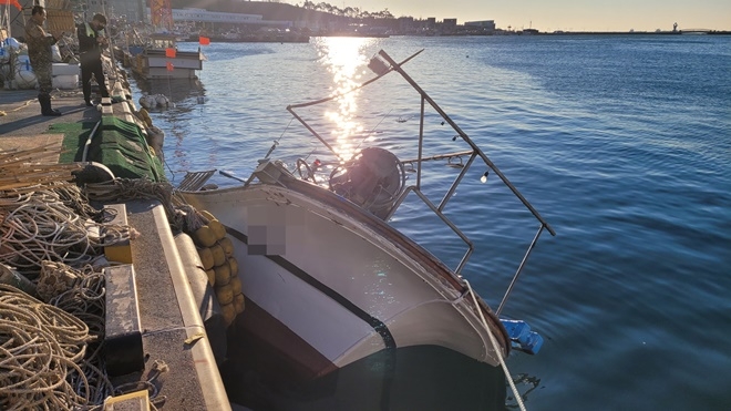 9일 오전 울산해경 방어진항 침수선박발생 긴급 인양중.(사진제공=울산해양경찰서)