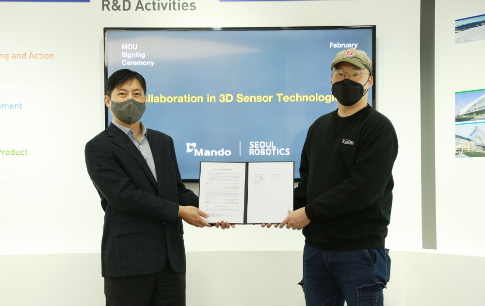 만도 ADAS BU R&D 강형진 센터장(왼쪽)과 서울로보틱스 이한빈 대표가 판교 만도 R&D센터에서 MOU 체결 후 기념촬영을 하고 있다.(사진=한라그룹)