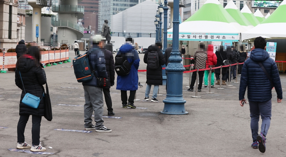 설 연휴를 앞둔 10일 오전 서울역 임시선별검사소에서 시민들이 신종 코로나바이러스 감염증(코로나19) 검사를 하기 위해 줄지어 서있다.(사진=연합뉴스)