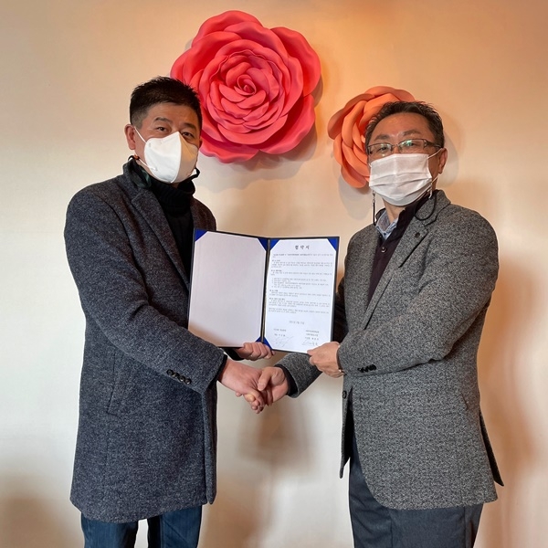 사회적경제개발원 배준호 이사장(왼쪽)과 (유)삼원 영남총판 이상현 대표가 협약 체결 후 악수를 하고 있다.(사진제공=사회적경제개발원)