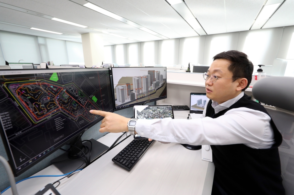 대우건설 직원이 4D 스마트모델링 프로그램을 시연하고 있다.(사진=대우건설)