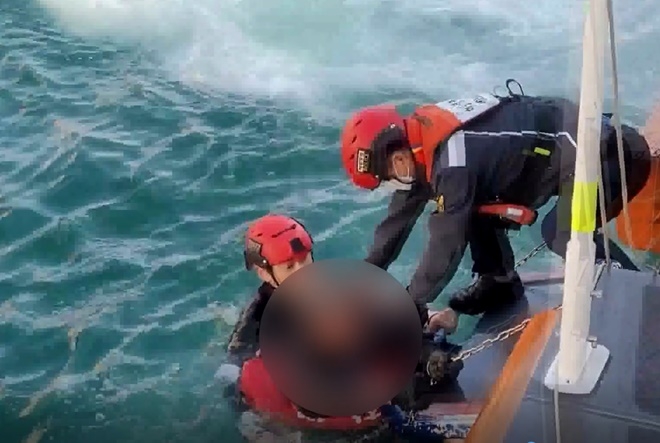 남항파출소 강영일 경장이 익수자를 구조하고 있다.(사진제공=부산해양경찰서)