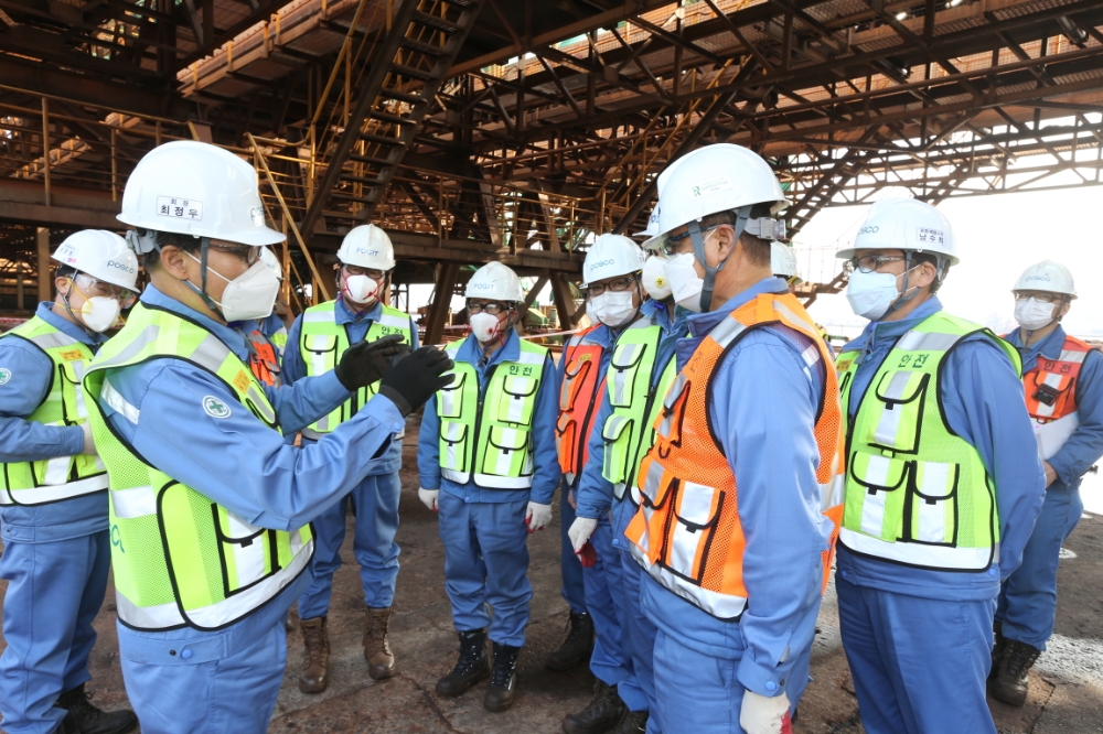 포스코 최정우 회장이 16일 최근 사고났던 현장을 확인하고 제철소 직원, 협력사 대표들과 현장 위험요소에 대해 공유하고 개선사항을 당부하고 있다.(사진=포스코)
