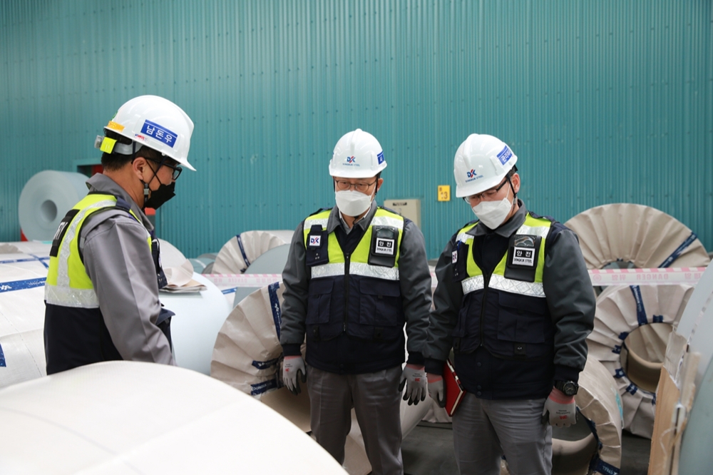 김연극 동국제강 사장(사진 가운데)이 18일 부산공장을 원자재 입고 창고에서 남돈우 부산공장 생산담당 이사로부터 사고 경위를 보고받고 있다. 김연극 사장은 이날 고인의 명복을 빌고, 사망사고 발생에 대해 사과했다.(사진=동국제강)