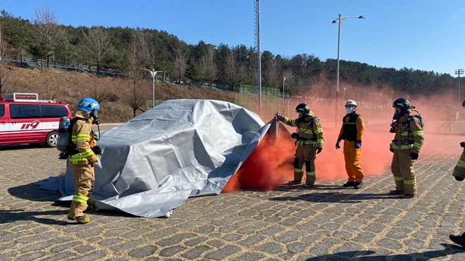 질식소화덮개 훈련.(사진제공=온산소방서)
