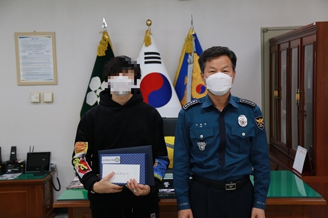 이태규 서장이 표창장을 전달하고 기념촬영.(사진제공=창원서부경찰서)