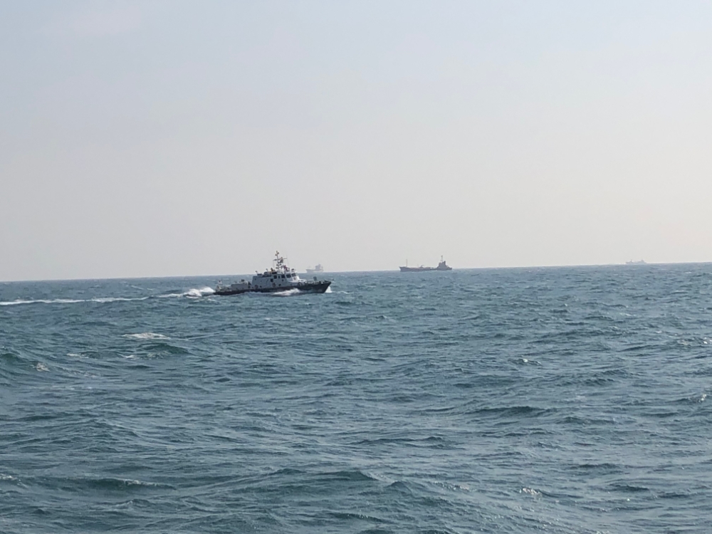 오염군을탐색중인경비함정.(사진제공=울산해양경찰서)