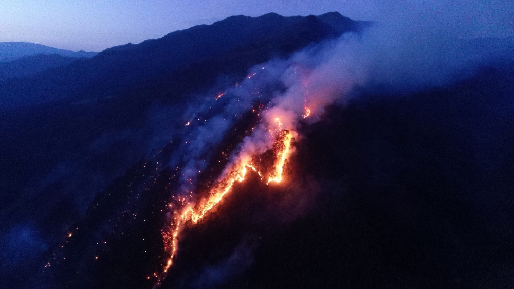 20일 오후 3시 50분께 강원 정선군 여량면 구절리 노추산에서 불이 나 야간에도 계속해서 번지고 있다.(사진=연합뉴스)