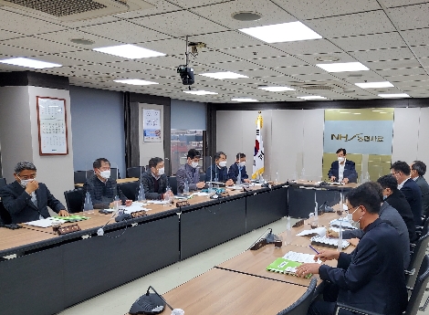 농협사료 안병우대표 주재로 비상경영대책회의가 실시되고 있는 모습. 사진=농협중앙회