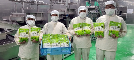 발달장애인 근로자들이 화재 후 새롭게 준공한 강화도 우리마을 콩나물 공장에서 생산한 풀무원 국산콩 무농약 콩나물을 소개하고 있는 모습. 사진=풀무원