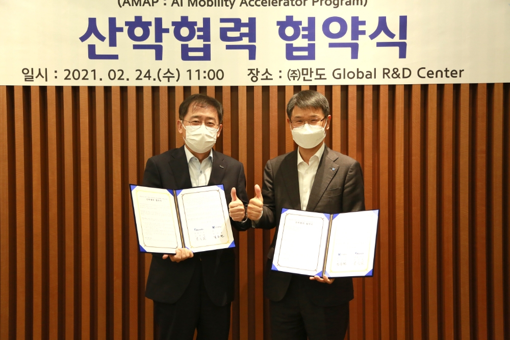 만도 조성현 총괄사장과 한라대학교 김응권 총장이 판교 만도 R&D센터에서 MOU체결 후 기념촬영을 하고 있다.(사진=한라그룹)