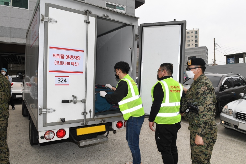기장군 관내 요양병원으로 배송 중인 코로나19 백신.(사진제공=부산 기장군)