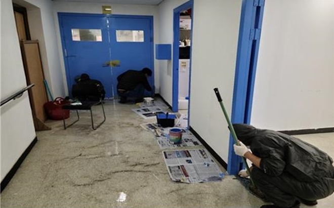 도색작업을 하고 있는 사회봉사 대상자들.(사진제공=대구준법지원센터)