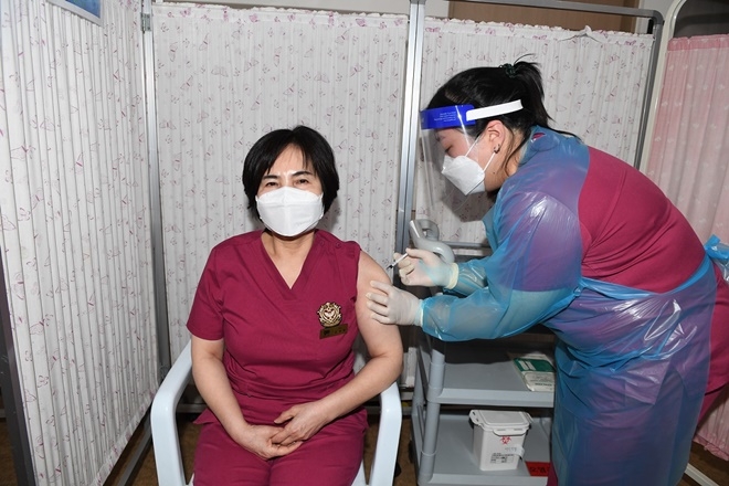 2월 27일 기장군 소재 요양병원에서 기장군 1호 접종자인 김위숙 수간호사가 코로나19 백신 접종을 받고 있다.(사진제공=부산 기장군)
