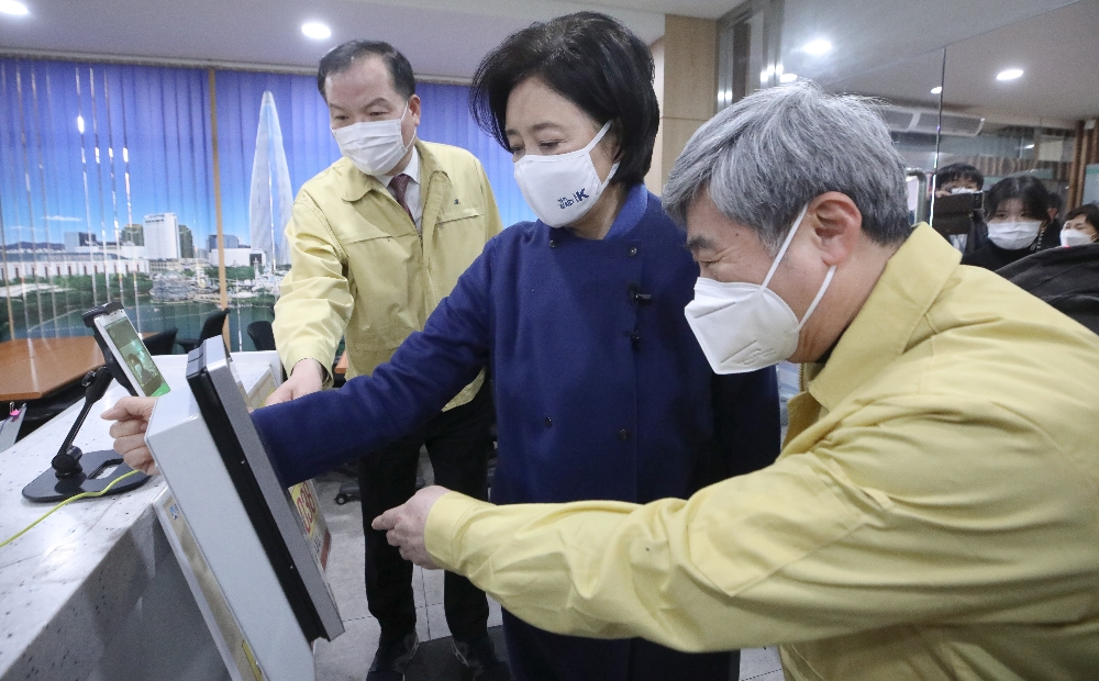 송파 보건소 찾은 민주당 박영선 경선후보. (사진=연합뉴스)