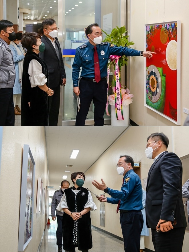 윤영진 경무관(청장 직무대리)이 경남경찰청 1층 갤러리에 마련된 미술작가 김나은 초대미술전에서 작품을 감상하며 작가와 대화를 나누고 있다.(사진제공=경남경찰청)