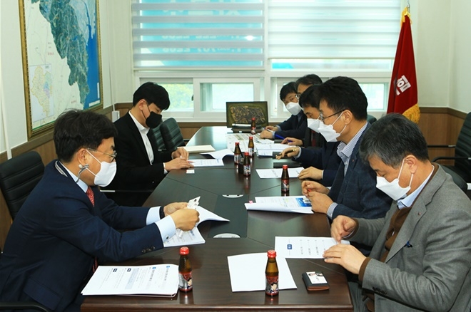 서범수 의원(사진 왼쪽)이 울산 원유 누유사고에 대한 처리상황을 보고받고 피해어민들에 대한 철저하고 신속한 피해보상을 주문하고 있다. (사진제공=서범수의원실)