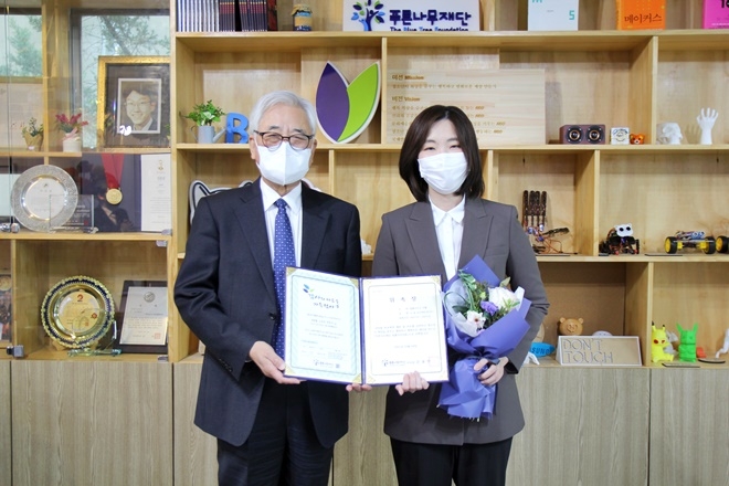 푸른나무재단 문용린 이사장(사진왼쪽)이 노윤호 변호사에게 법률자문위원 위촉장을 전달하고 기념촬영.(사진제공=푸른나무재단)