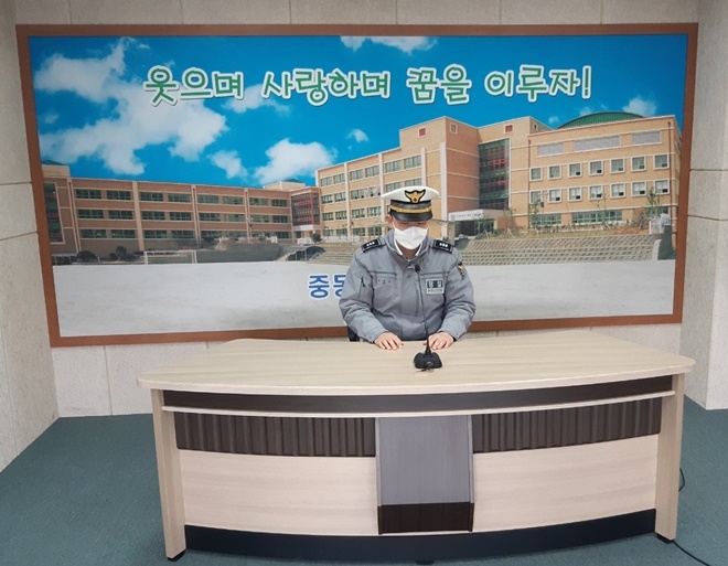 경찰이 8일 창원중동초등학교 방송실을 활용해 교통안전 교육을 하고 있다.(사진제공=창원서부경찰서)