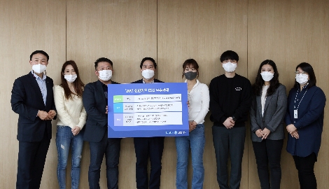 시상식에 참석한 문동권 신한카드 경영기획그룹장(왼쪽 첫번째)이 ESG 우수 사례로 선정된  직원들과 기념 사진을 촬영하고 있다. 사진=신한카드