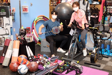 이마트 성수점 스포츠매장에서 모델들이 '봄맞이 스포츠용품 대전' 행사를 소개하고 있다. 사진=이마트