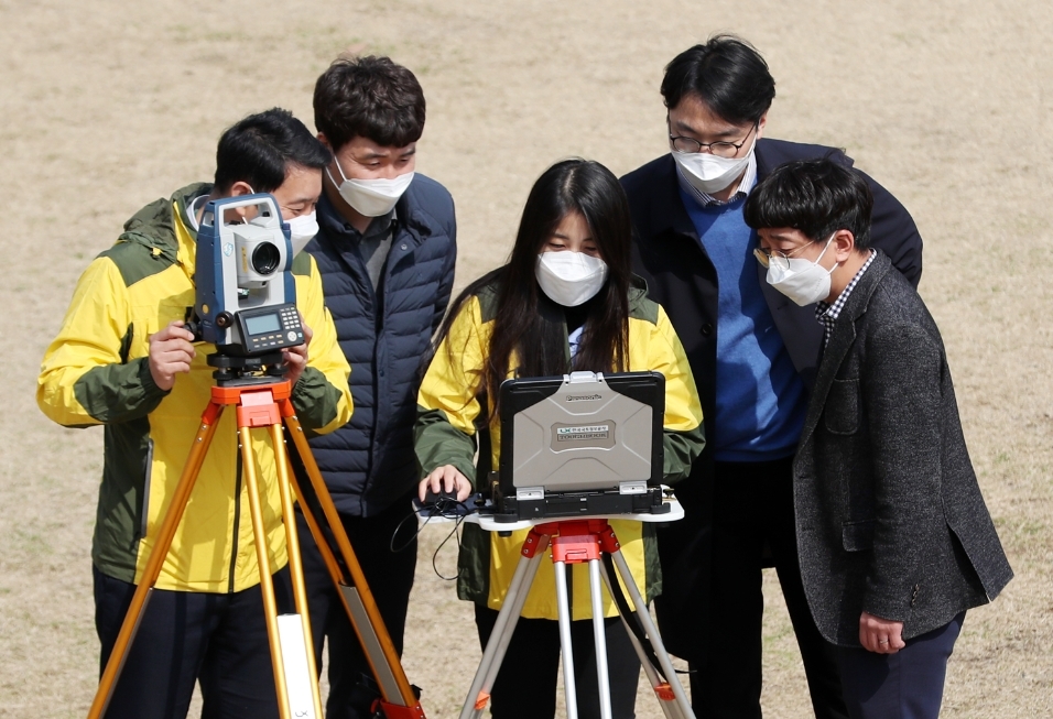 LX 지적재조사 담당 직원들이 민간과 협업을 위한 지적재조사 회의를 준비하고 있다. (사진=LX)