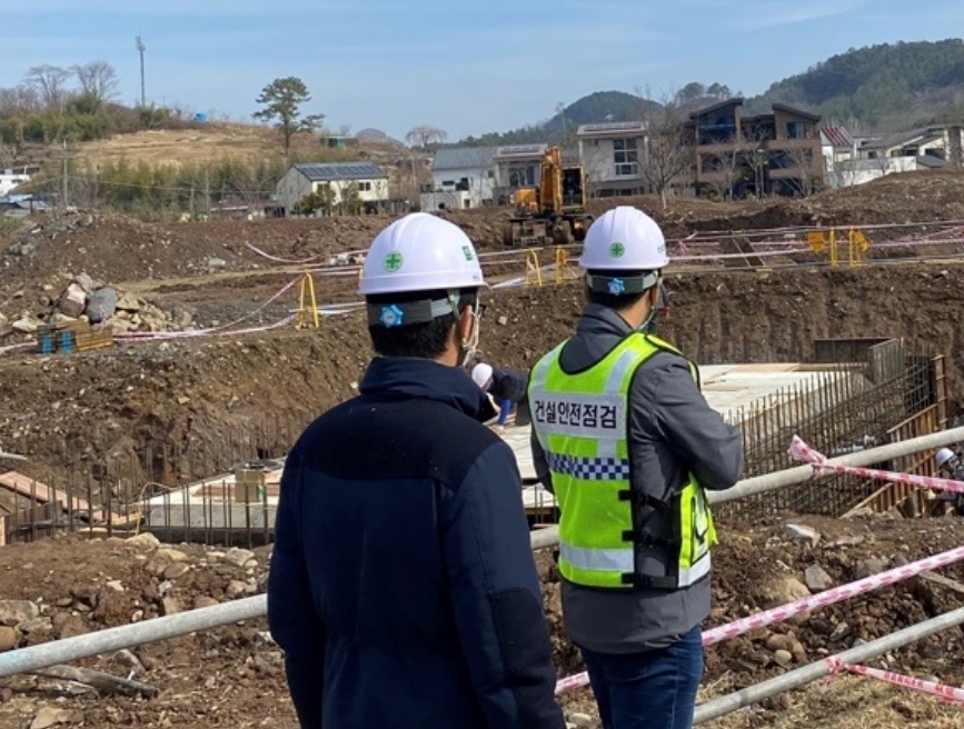 물놀이장 공사현장 점검 전경.(사진=국토안전관리원)