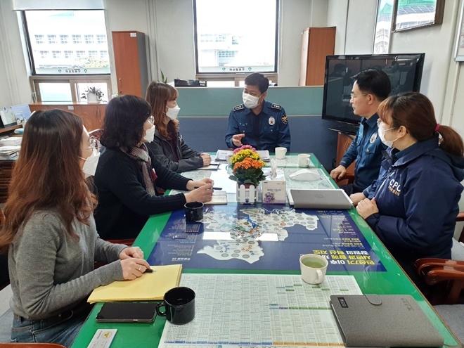 10일 마산회원구청에서 여성 등 사회적 약자 보호를 위한 환경조성을 주제로 간담회를 갖고 있다. (사진제공=마산동부경찰서)