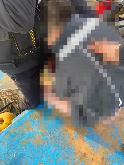 부산해경이 다대포 맹금머리도 고립자 구조.(사진제공=부산해양경찰서)