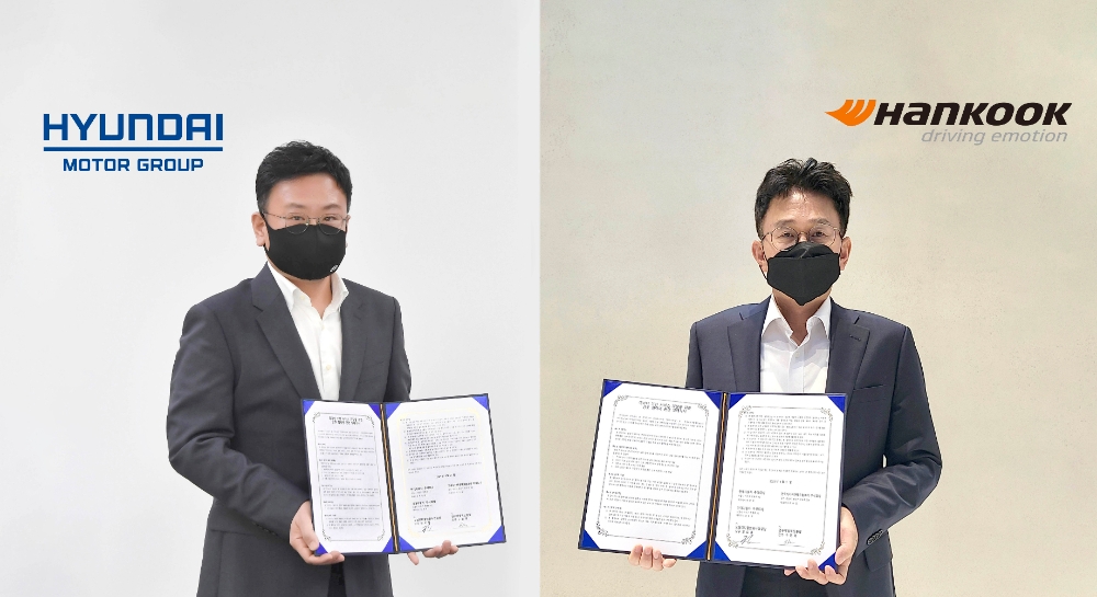 현대차ᆞ기아 모빌리티플랫폼사업실장 권오륭 상무(왼쪽)와 한국타이어 연구개발혁신총괄 구본희 전무(오른쪽)가 비대면 업무협약을 체결하고 기념사진을 촬영하고 있는 모습.(사진=현대자동차)