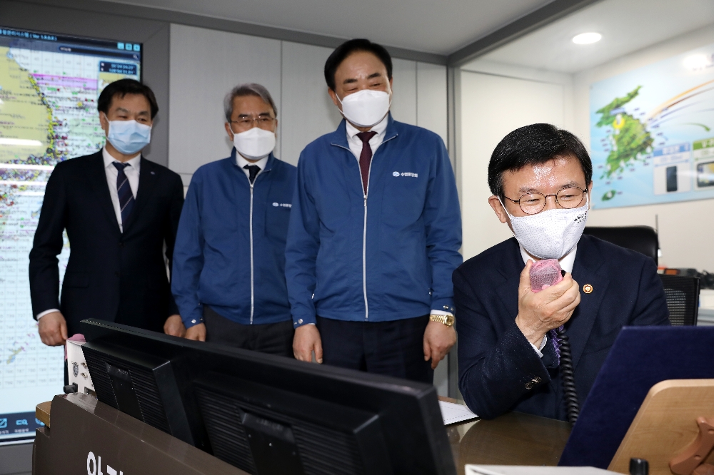 문성혁 해양수산부 장관(사진 우측)이 10일(수) 수협중앙회 어선안전조업본부를 방문해 임준택 수협중앙회장(사진 우측에서 두번째)과 간담회를 갖고 어선교신을 통해 어업인에게 안전조업을 당부했다(사진=.수협중앙회)