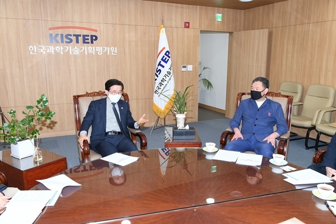 오규석 부산 기장군수(사진우측)가 12일 한국과학기술기획평가원을 방문해 수출용 신형연구로 개발 및 실증사업의 신속한 추진을 요청하고 있다.(사진제공=부산 기장군)