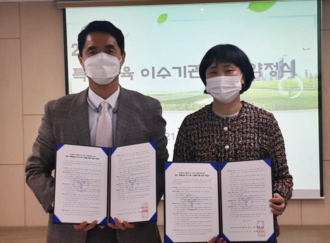 서울남부청소년비행예방센터는 15일 서울시교육청으로부터 특별교육기관 선정 약정서를 전달받고 기념촬영.(사진제공=서울남부청소년비행예방센터)