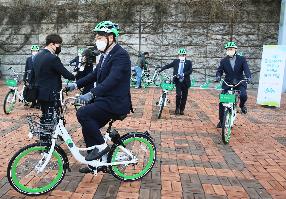 이춘석 국회 사무총장과 더불어민주당 김성주 의원 등이 16일 오전 서울 여의도 국회에서 열린 국회 공공자전거(따릉이) 대여소 설치 및 시승식에 참석, 자전거를 타고 있다.(사진제공=연합뉴스)