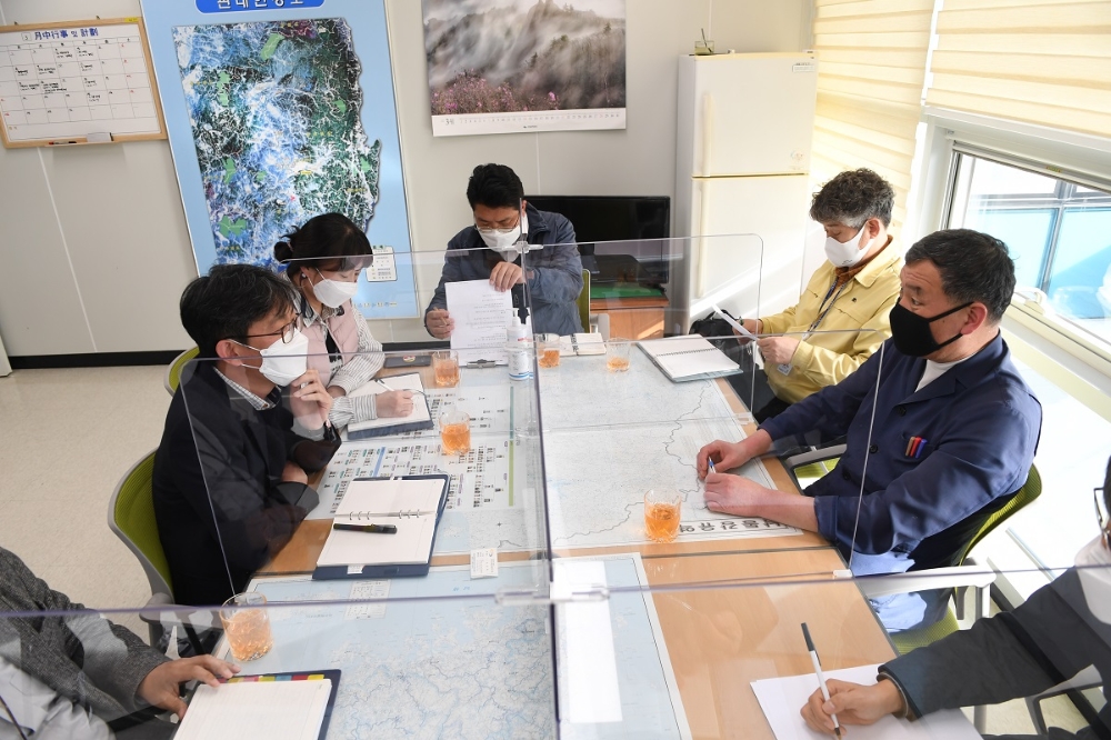 오규석 부산 기장군수가 16일 오후 낙동강유역환경청을 방문해 소각장 증설 결사 반대하는 주민의견을 전달하고 신청반려를 촉구하고 있다.(사진제공=부산 기장군)