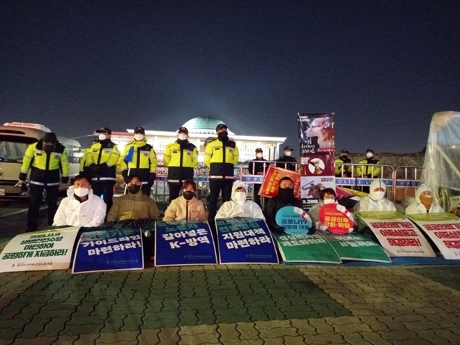 보건의료인력 대책과 지원예산 마련을 촉구하며 철야농성을 벌이고 있다.(사진제공=보건의료노조)