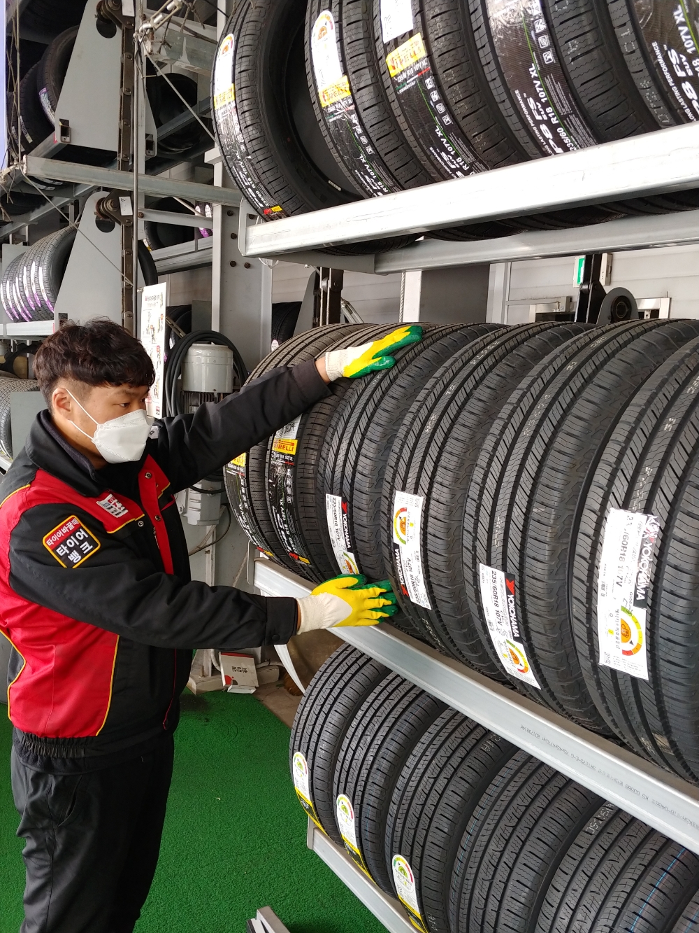 봄이 성큼 다가온 17일 인천광역시 서구 원창동에 위치한 타이어뱅크 청라가정점 박현수 사업주가 타이어 호텔에서 타이어를 확인 중이다.(사진=타이어뱅크)