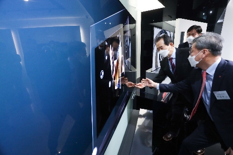 17일 정세균 국무총리가 서울 강서구 마곡 LG사이언스파크를 방문해 이노베이션 갤러리에서 올레드TV를 살펴보고 있다. 사진=LG