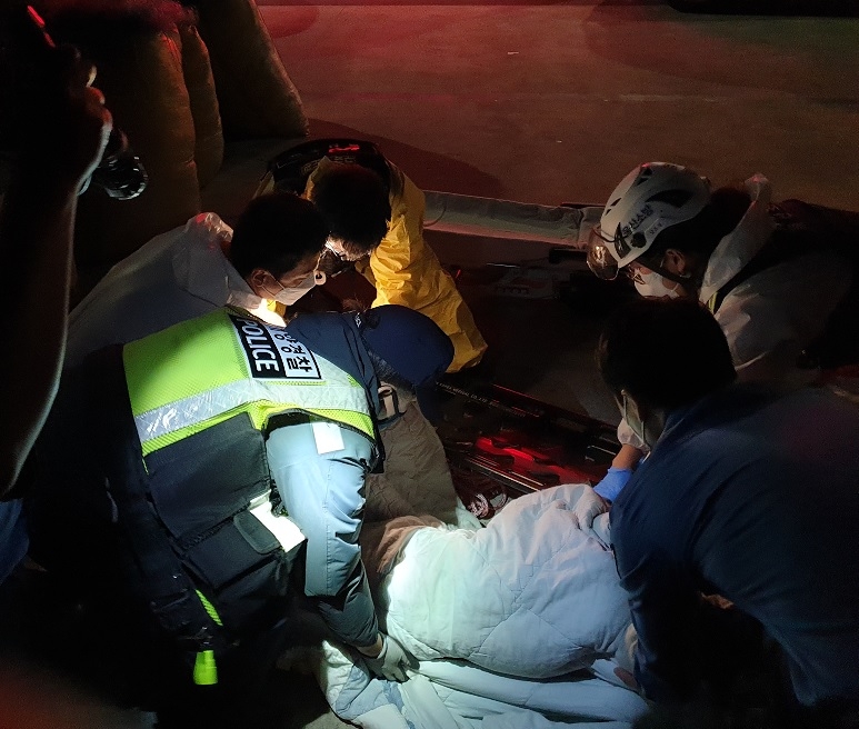 해양경찰관이익수자를 119에 인계 중이다.(사진제공=울산해양경찰서)